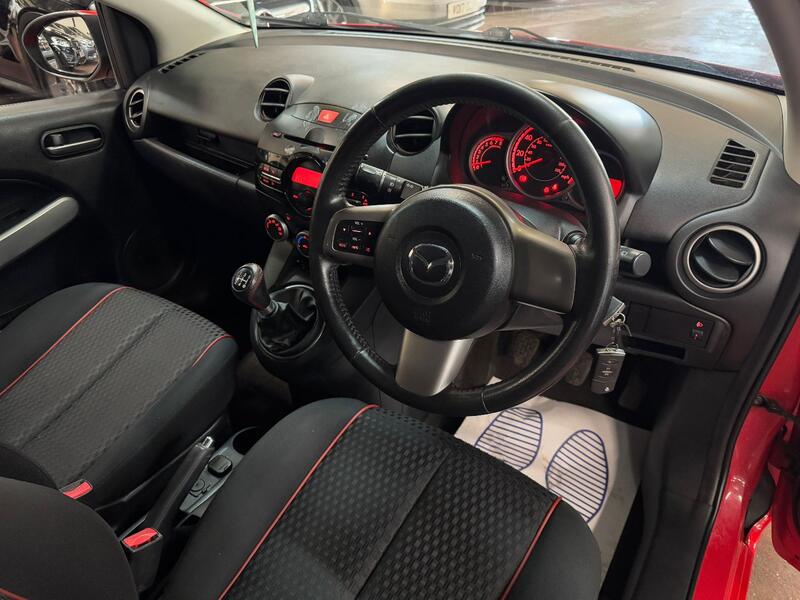 MAZDA MAZDA2 1.3 Black 2012